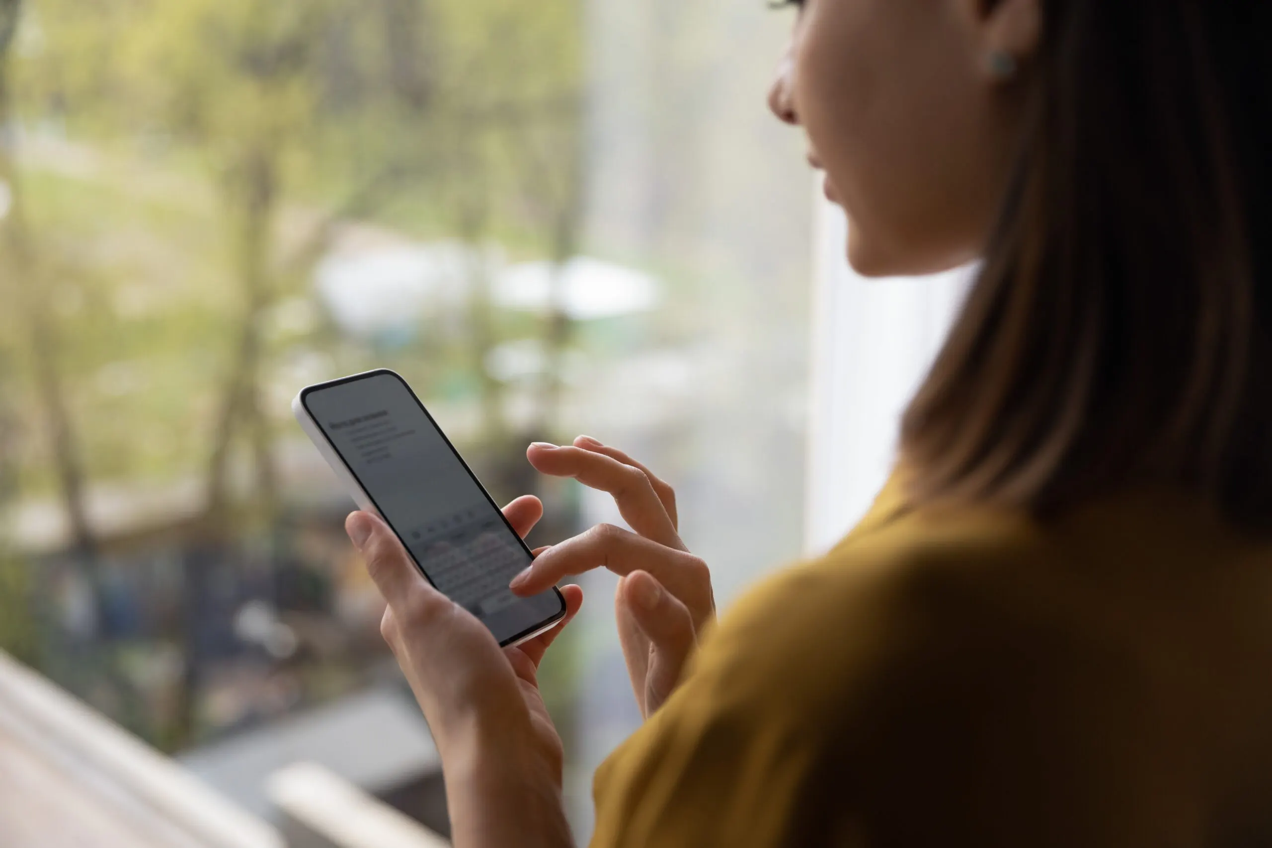 girl_working_with_phone